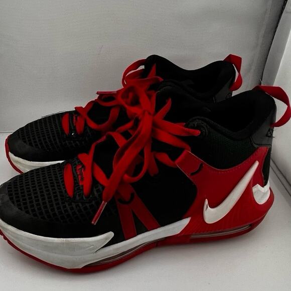 Nike Other - Youth Nike Lebron size 5y gs size